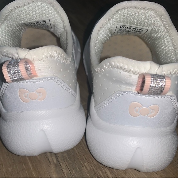 Hello Kitty Sneakers 7.5 - Picture 6 of 10